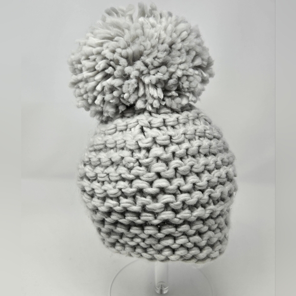 VINCE CAMUTO CHUNKY KNITWEAR CROCHET KNIT LIGHT GREY POM POM BEANIE HAT WOMEN OS - Picture 3 of 12